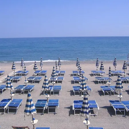 Sleeps 8 Pool Air Con Wifi Villa Recco